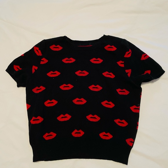 Short Sweater with Lips Pattern - Picture 1 of 1